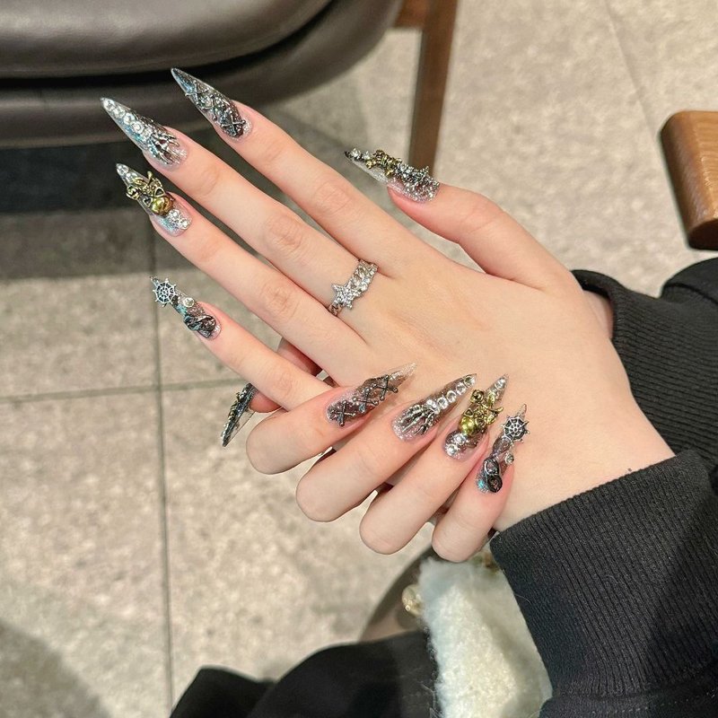 Накладные ногти "Золотой череп"